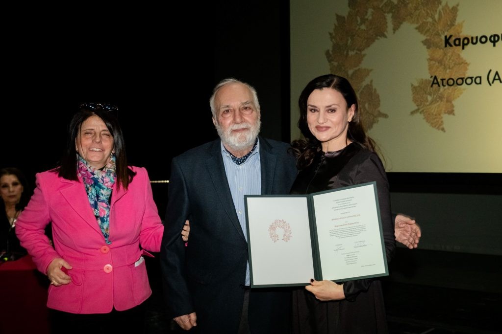 Βραβείο Αρχαίου Δράματος 2018 στην Καριοφυλλιά Καραμπέτη – απονομή από τους κριτικούς Κ. Ραπανάκη και Λ. Πολενάκη. 